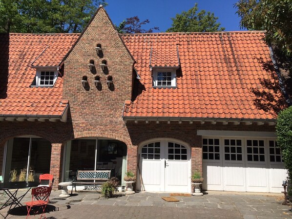 La façade du Pigeonnier pendant l'été