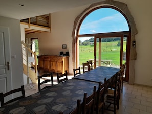 salle à manger côté baie vitrée