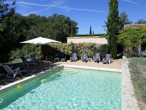 vue piscine et bains de soleil