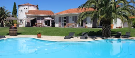 La villa côté piscine 