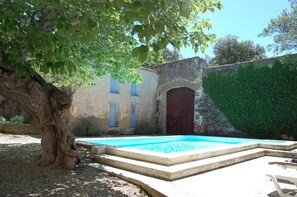 Cour avec piscine chauffée 