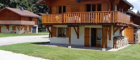 Le chalet l'été.