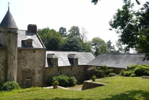 VUE COUR ARRIERE DEPUIS LE BOIS