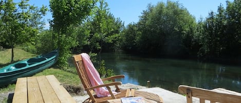 Une belle journée paisible au bord de l'eau