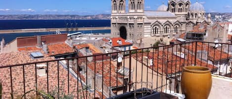 la grande terrasse de 20m2 avec vue sur la méditerranée!