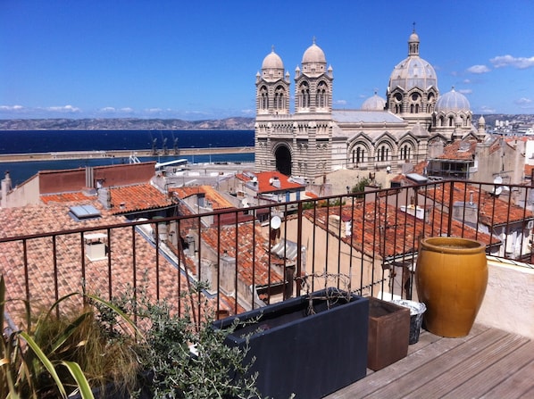 la grande terrasse de 20m2 avec vue sur la méditerranée!
