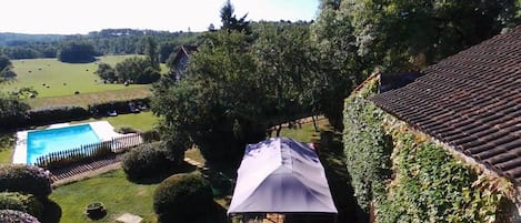 Jolie vue sur terrasse de la Maison Haute et campagne environnante