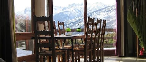 Une Salle à manger lumineuse