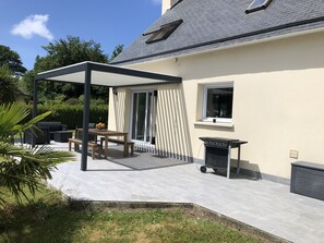 Terrasse cote jardin avec pergola bio climatique