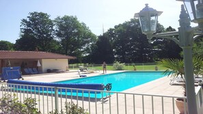 PISCINE chauffée de 14m x 6m pour l'été.