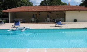 Piscine chauffée  de  14m sur 6m, son pool house, vestiaire, douche et toilette