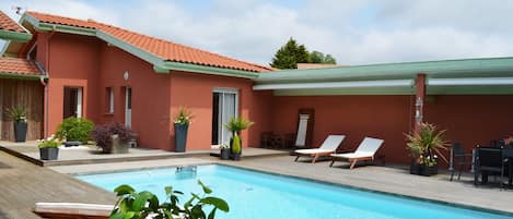 vue du bout de la piscine, venez profiter des bains de soleil et de baignades