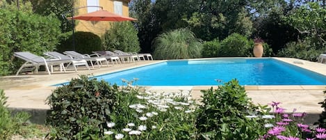 piscine chauffée 9x4 mètres, 
chaises longues et parasol