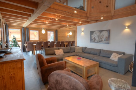 Le salon principal avec la salle à manger en perspective