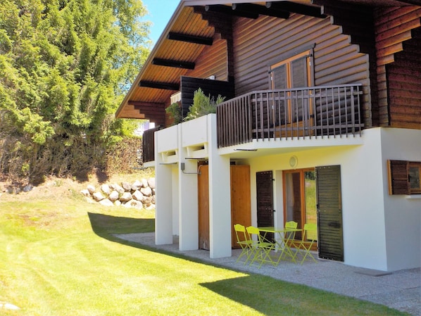 Chalet arrière avec terrasse, barbecue et armoire à ski