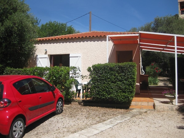 PAVILLON INDÉPENDANT
AVEC PARKING ATTENANT