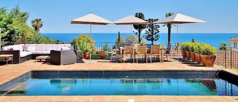 jardin piscine terrasse vue mer