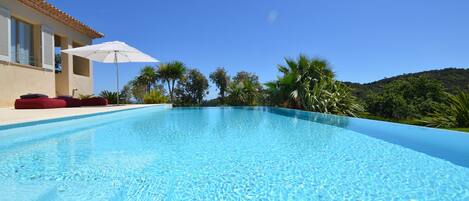 Piscine à débordement au coeur de la nature