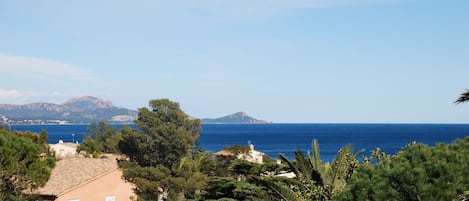 Belle vue mer depuis  la villa; Saint-Raphaël et la baie d'Aguay à gauche