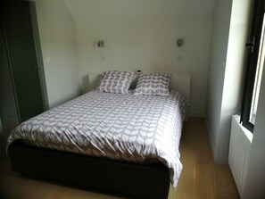 La chambre principale avec lit de 160
