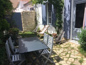 Terrasse donnant sur la place de l'église