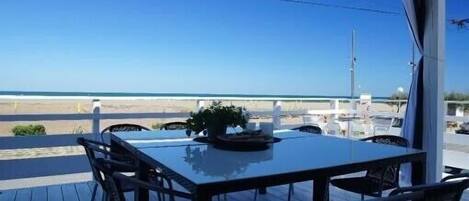 table et chaises terrasse