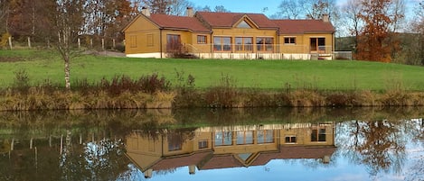 vue du chalet avec les étangs