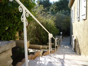 montée vers la terrasse
avec ses restanques fleuries de lavandes
