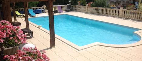 Piscine maintenant avec merveilleuse abri de prolonger notre plaisir de la baignade. 