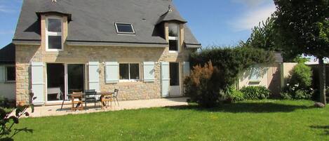 Maison de pierre granit rose avec terrasse Sud, grand jardin : pas de vis à vis