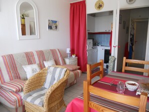 SEJOUR AVEC CANAPE ET COIN CUISINE