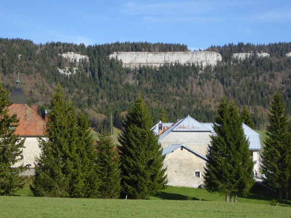 la roche champion située au dessus du village