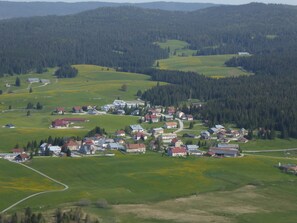 le village vu depuis la roche champion, prés de la frontière suisse