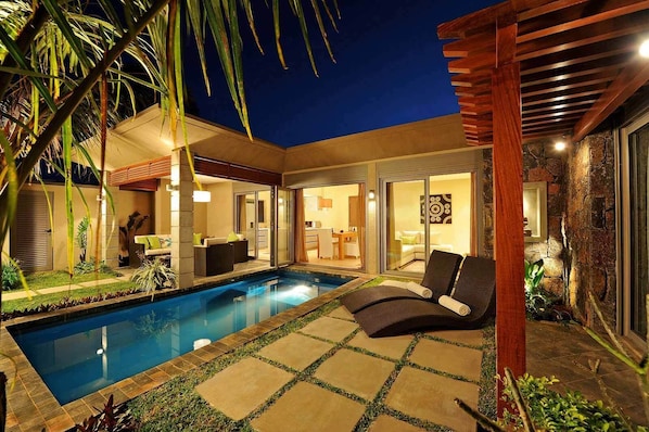Villa Athena 1 extérieur nuit jarin privé et piscine
