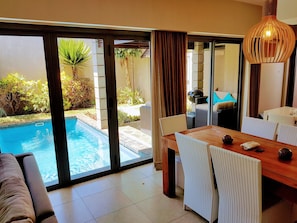 Table piscine privative et varangue