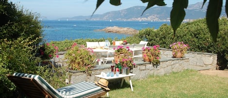 La terrasse maritime avec vue sur les sanguinaires