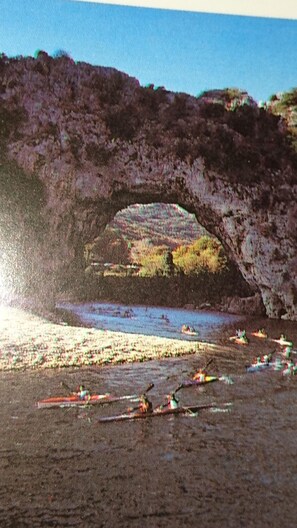 le pont d'Arc sur la rivière l'Ardèche
