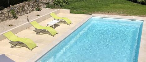 grand rez de jardin proche centre ville avec grande piscine privative