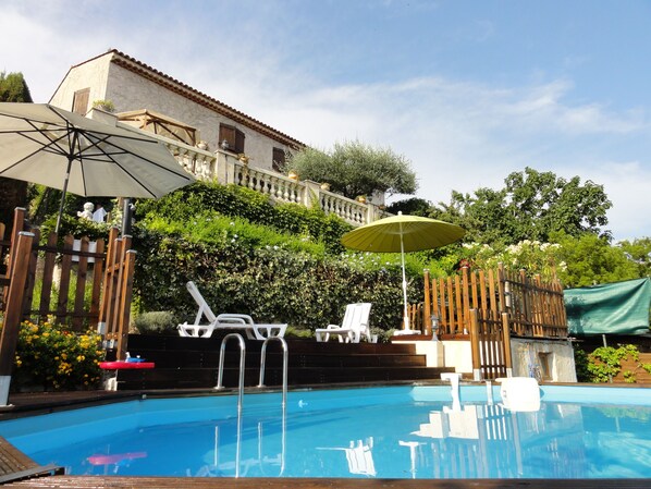 piscine privée, plein Sud, bordée d olivier