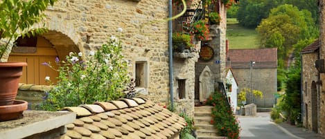 La rue du Val avec la vue sur l'entrée du gîte.