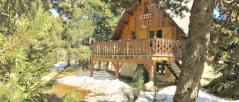 l'arrière du chalet donnant sur l'arboretum