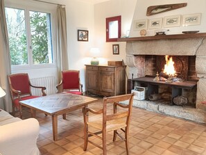 Le salon : 
Cheminée avec bois à volonté
TV dans le buffet