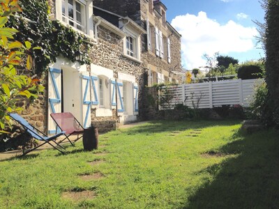 Longère rénovée en 2017 avec jardin,  mer et bourg à pied  (classée 3 étoiles)