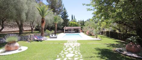 Piscine 11m * 5m, jardin, pool house