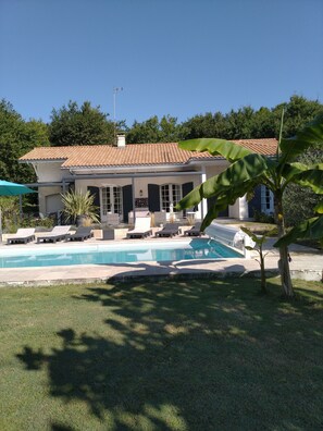Devant maison et piscine