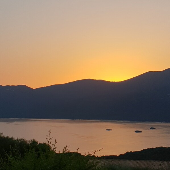 coucher de soleil de la terrasse...on ne s'en lasse pas