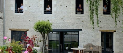 maison de famille, conviviale, ancienne écurie rénovée vue jardin des chambre