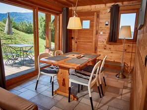 salle à manger et terrasse