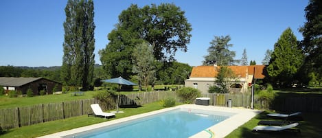 Piscine et gîte. Peupliers, chênes et eucalyptus. 