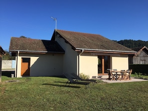 Le gîte et sa terrasse